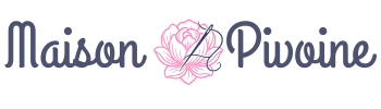 Le logo de maison pivoine ecrti maison ensuit une pivoine avec une aiguille couture piquée dedans et ensuite pivoine